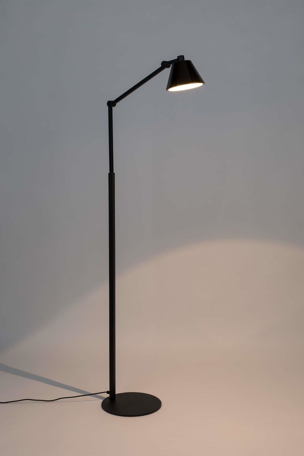 Zuiver :: Lampa podłogowa metalowa Lub czarna